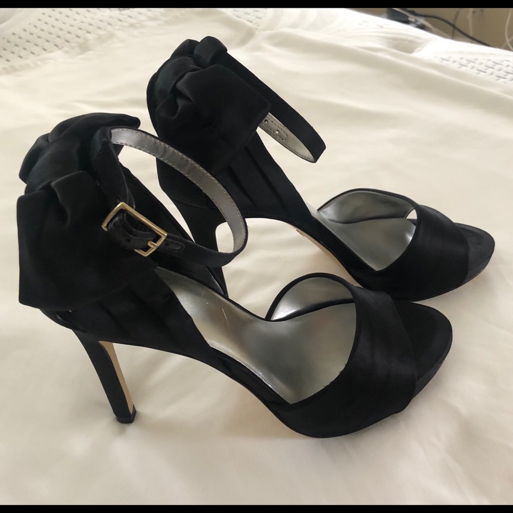 Ann Taylor Satin Grace Bow Sandal Heels NWT 👠